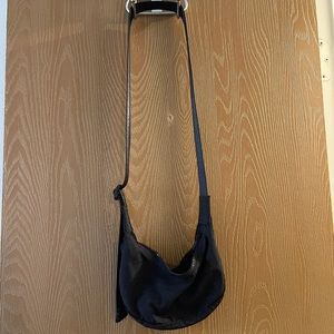 BAGGU mini crescent bag
